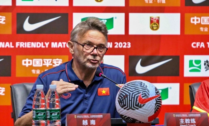 Hlv Troussier: ‘Chẳng việc gì tôi phải từ chức cả, tôi đang đi đúng hướng trên con đường tới World Cup’