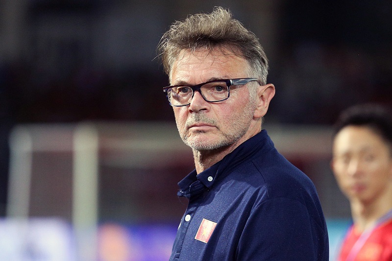 HLV Troussier: ‘Các bạn chửi tôi làm gì, đừng quên là vẫn còn trận lượt về nữa, chỉ cần thắng Indonesia là cánh cửa đi tiếp lại sáng ngay’